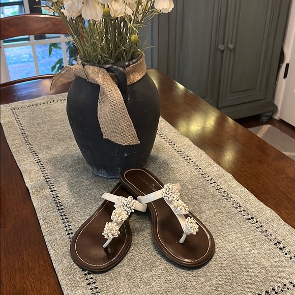 Elegant Cream Floral Sandals - Picture 2 of 4